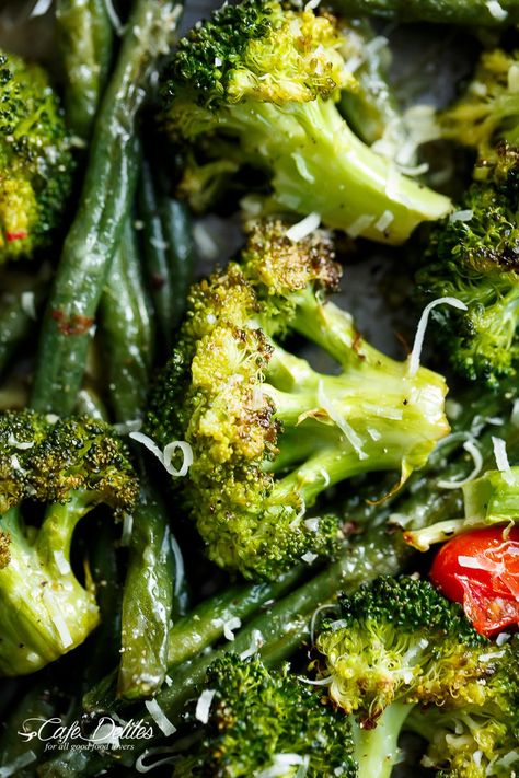 Sheet Pan Garlic Parmesan Roasted Broccoli & Green Beans is an easy-to-make and easier to eat side dish for any meal! A family and reader favourite! Broccoli And Green Beans, Parmesan Roasted Broccoli, Garlic Broccoli, Cafe Delites, Roasted Green Beans, Quick Dinners, Green Veggies, Low Carb Side Dishes, Keto Side Dishes