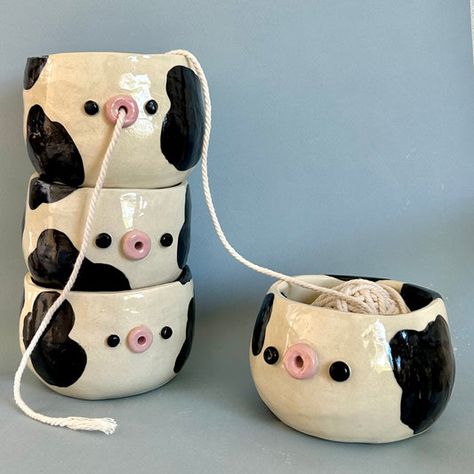 Handmade Ceramic Bowls Ideas, Yarn Dispenser, Crochet Yarn Bowl, Pottery Cute, Yarn Bowls Pottery, Country Girl Gifts, Ceramic Cow, Crafting Space, Yarn Holder