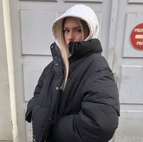 Ida Sjunnesson, Tennis Shoes Outfit, Winter Stil, School Looks, Modieuze Outfits, Black Puffer, Outfit Look, Mode Inspo, 가을 패션