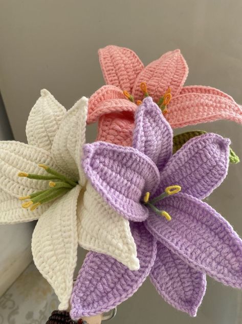 Lily Flower Bouquet, Crochet Bouquets, Crochet Lily, Crochet Garden, Crochet Flowers Easy, Crochet Flowers Free Pattern, Crochet Bouquet, Crocheted Flowers, Beginner Crochet Projects