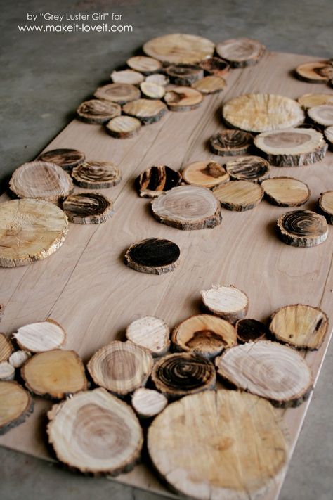 How to make your own wood slice backdrop Tree Wood Projects, Wood Slice Art Decor, Casa In Pallet, Flower Ceremony, Wood Log Crafts, Wood Slice Decor, Resin Tables, Balkon Decor, Wood Cookies