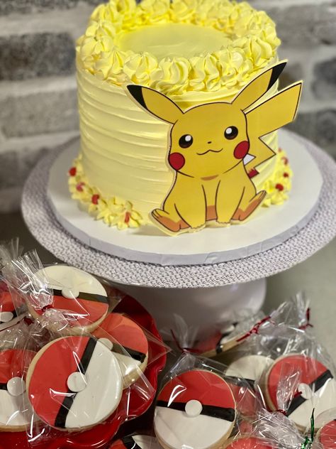 Pokemon Sugar Cookies, Pokeball Cookies, Pikachu Cake Birthdays, Pokemon Cookies, Ball Cookies, Pokemon Birthday Cake, Pikachu Cake, Yummy Sugar Cookies, Cookies Sugar