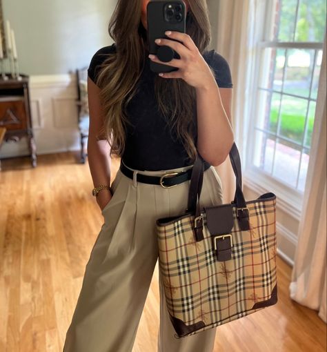 Capsule wardobe outfit inspo . fall style 2023 Classic trouser pant outfit . Office style . Tan trouser pant outfit . Vintage Burberry bag . Classic style . Timeless style Trouser Pant Outfit, Burberry Bag Outfit, Trouser Pants Outfits, Tan Trousers, Outfit Office, Outfit 2023, Outfit Vintage, Classic Trousers, Style 2023