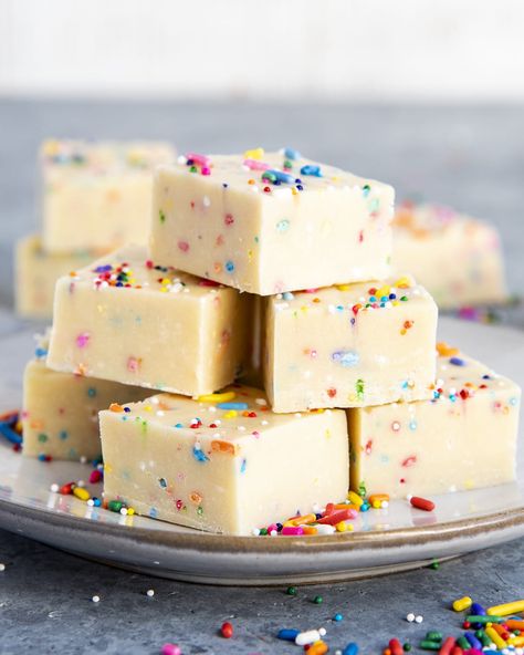 Cake Batter Fudge Funfetti Fudge, Cake Mix Fudge, Birthday Cake Fudge, Microwave Peanut Butter Fudge, Cake Batter Fudge, Birthday Cake Alternatives, Best Fudge Recipe, Homemade Fudge Recipes, Microwave Fudge