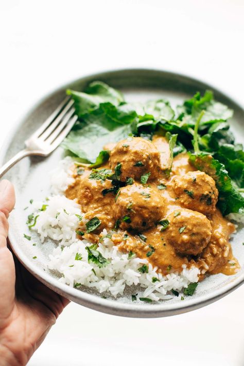 30 Minute Vegetarian Meatballs - cauliflower, quinoa, brown rice, garlic, and spices. SUPER versatile - recipe makes a huge batch so you can stockpile them in your freezer for easy meals later! #vegetarian #glutenfree #dinner #easyrecipe #simplerecipe | pinchofyum.com Vegetarische Diners, Cauliflower Quinoa, Quinoa Meatballs, Vegetarian Meatballs, Pinch Of Yum, Meatball Sub, Dream Food, Diner Recept, Vegetarian Dinners