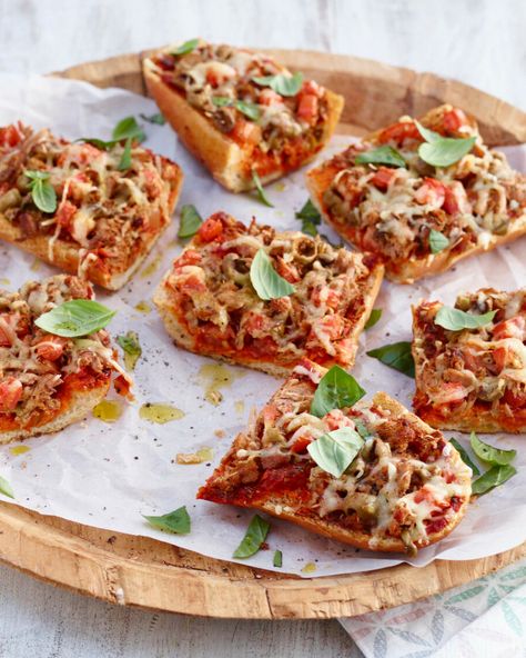 Eine raffinierte Idee, wenn es mal schnell gehen muss: Thunfisch Baguette überbacken wie eine Pizza und schon nach 30 Minuten serviert. Lecker! 🥖 ❤️ Foto: Oliver Brachat / burdafood.net Pizza Baguette, Workout Food, Toast, Pizza, Snacks, Baguette, Pizzas