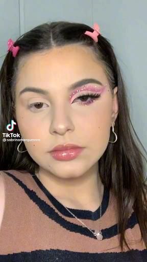 Make Up For Barbie, Simple Makeup Looks With Color, Cute Eye Looks Eyeshadows, Karol G Makeup Ideas, Awesome Makeup Looks, Pink Eyeshadow For Hooded Eyes, Pink Makeup Rhinestones, Rbd Concert Makeup, Pink Eye Makeup With Rhinestones