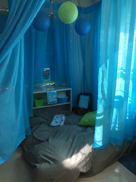 "Cool down zone" Autistic Support Classroom Low Stimulation Room, Sensory Safe Bedroom, Sensory Safe Place, Closet Sensory Room, Bedroom Sensory Ideas, Sensory Decorations Classroom, Teenage Sensory Room, Sensory Space For Adults, Sensory Room Set Up