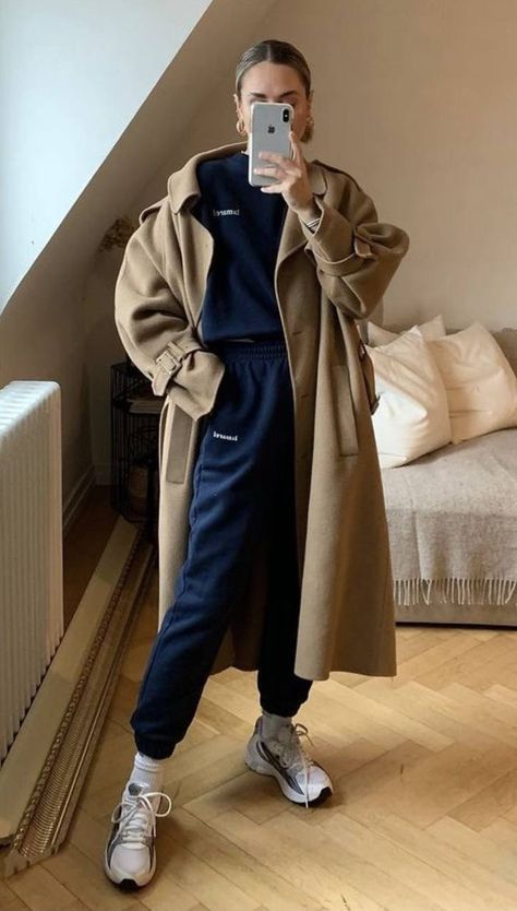 Sweats And Coat Outfit, Peacoat With Hoodie Outfit, Snow Looks For Women, Coat With Hoodie Outfit, Overnight Flight Outfit, Tracksuit Outfit Women Street Styles, Casual Trench Coat Outfit, Tracksuit Outfit Women, Buissnes Outfits Woman