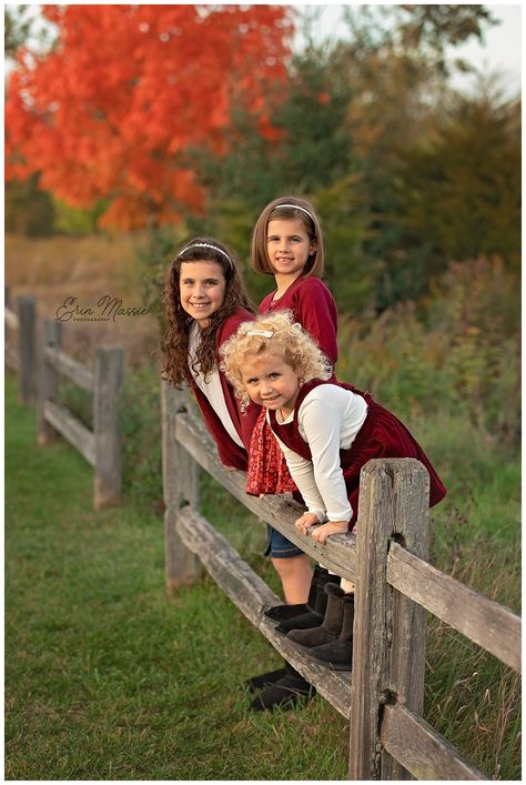 Fall Picture Ideas For Siblings, Autumn Sibling Photoshoot, Family Photos With Fence, Fence Family Pictures, Sibling Winter Photoshoot, 4 Sibling Photography Poses, Sister Fall Photoshoot Kids, 3 Sibling Poses Photography, Fall Sibling Photos