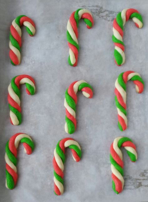 Mint Candy Cane Cookies Light Decor Ideas, Candy Cane Cookie Recipe, Candy Cane Recipe, Xmas Baking, Christmas Candy Canes, Delicious Christmas Desserts, Mini Candy Canes, Candy Cane Cookies, Best Christmas Recipes