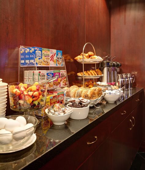 Library Hotel New York City - Breakfast Hotel Continental Breakfast, Breakfast Bar Food, Continental Breakfast Buffet, Hotel Breakfast Buffet, Breakfast Catering, Breakfast Station, Catering Food Displays, Deco Buffet, Breakfast For A Crowd