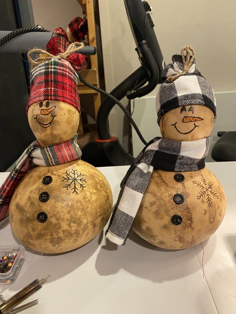 Decorating Gourds Craft Ideas, Snowman Gourds Painted, Gourd Decorating Ideas, Gourds Diy, Snowman Gourds, Dried Gourds, Primitive Christmas Ornaments, Fall Gourds, Halloween Gourds