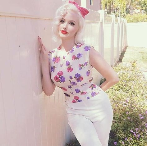 Pin Up Outfits Vintage, Ashlyn Coco, Old Hollywood Aesthetic, 50s Aesthetic, The 50s Fashion, Hollywood Aesthetic, Rockabilly Girl, Retro Pinup, Vintage Photoshoot