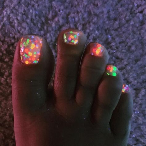 Colorful Shorties Nails, Confetti Nail Polish, Confetti Nails Acrylic, Neon Pedicure Toenails, Nail Designs With Dots, Rainbow Pedicure, Neon Rainbow Nails, Cute Pedicure Ideas, Rainbow Toe Nails