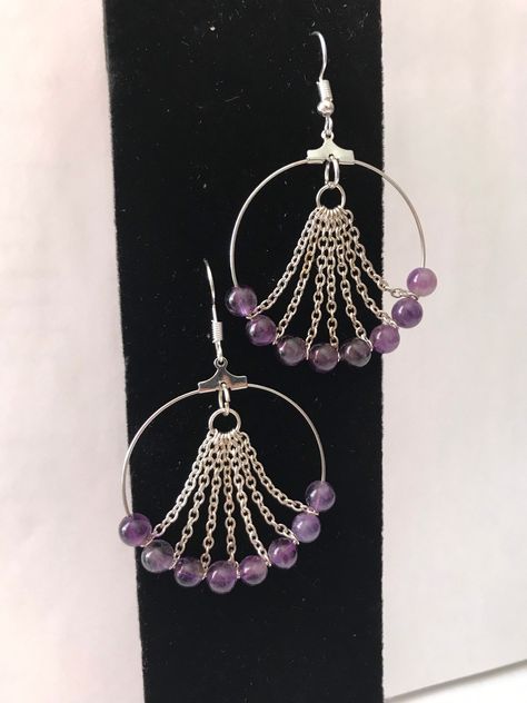 Hoop earrings with purple stone (amethyst) and chain detail. Diy Jewelry Design Ideas, Handmade Wire Jewelry Earrings, Simple Diy Jewelry Ideas, Diy Jewelry Ideas Homemade, Diy Chain Earrings, How To Make Earrings For Beginners, How To Make Beaded Earrings, Home Made Jewelry Ideas, Earring Making Ideas