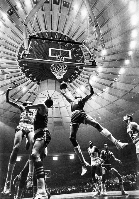 Vintage Sports Aesthetic, Photo Basket, Instant Family, Foto Sport, Wilt Chamberlain, Sports Photo, Basketball Photos, School Basketball, Black And White Picture Wall