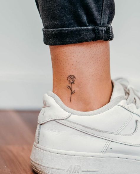 10 Best Minimalist Flower Tattoo Ideas You Have To See To Believe! | Outsons | Men's Fashion Tips And Style Guides Minimalist Flower Tattoo, Rose Tattoo On Ankle, Rosen Tattoo Frau, Cute Ankle Tattoos, Flower Tattoo Ideas, Rose Tattoos For Women, Ankle Tattoos For Women, Small Rose Tattoo, Ankle Tattoo Small