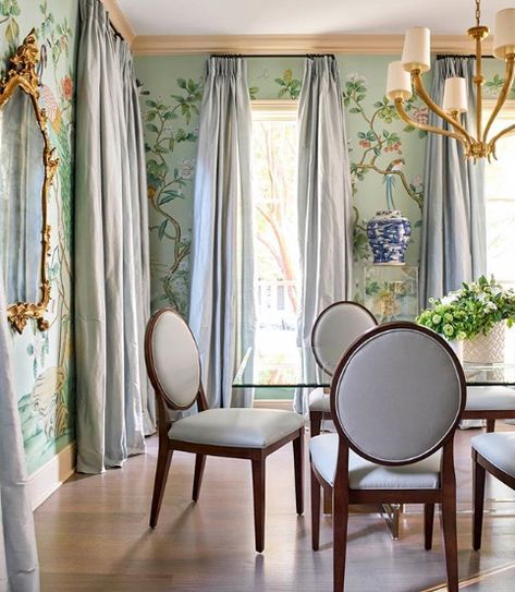 Amy Berry A stunning Chinoiserie dining room featuring many favorites - Chinoiserie wallpaper, silk curtains, a glass dining table, lucite, a gold mirror, and blue and white Chinese porcelain. Not a f Gray Chinoiserie Wallpaper, Jewel Box Dining Room, Chinoiserie Dining Room, Spring Dining Room, Amy Berry, Dining Room Remodel, Traditional Dining, Chinoiserie Wallpaper, Elegant Dining Room