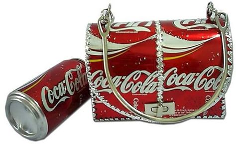 Diy handbag made from Coke cans. Coke Can Crafts, Pop Can Art, Lon Bia, Pop Can Crafts, Soda Can Art, Soda Can Crafts, Tin Can Art, Aluminum Can Crafts, Aluminum Crafts