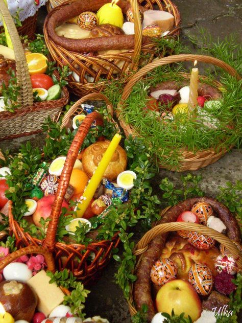 Ukrainian Easter basket Pascha Basket, Easter Basket Gifts, Basket Gifts, Orthodox Easter, Holiday Morning, Ukrainian Easter, Easter Food, Ukrainian Recipes, Christ Is Risen