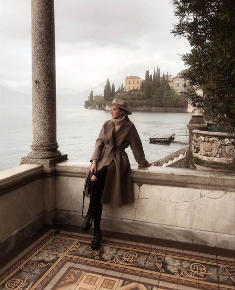 Italy Fashion Winter, Italy Winter Outfits, Neutral Winter Outfit, Lake Como Villas, Lake Outfit, Italy Winter, Instagram Italy, Milan Travel, Herringbone Coat