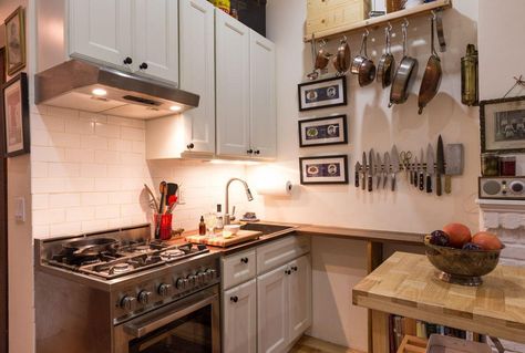 242-Sq-Ft-NYC-Apartment-tiny-kitchen - Home Decorating Trends - Homedit Apartment Livingroom, Apartment Decorating For Couples, West Village Apartment, Small Apartment Kitchen, Micro Apartment, Apartment Decorating On A Budget, Apartment Small, Kitchen Decor Apartment, Tiny Apartments