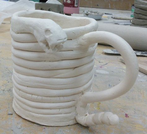 Coil Design Ideas, Snake Pinch Pot, Snake Coil Pot, Coil Mug Ideas, Animal Coil Pots, Coil Method Ceramics, Exposed Coil Pots, Cute Coil Pots, Coil Pot Designs