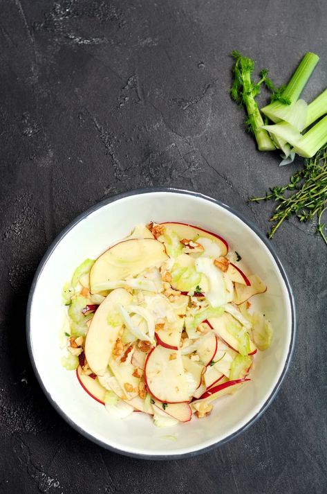 This fennel apple salad is a gluten-free and vegan-friendly healthy side dish that only takes 10 mins to put together. So crunchy and yummy! #fennelapplesalad #glutenfree #quickandeasy Fennel Apple Salad, Fennel And Apple Salad, Picnic Salads, Honey Vinaigrette, Salad Recipes Lunch, Vegan Entrees, Apple Salad Recipes, Delicious Veggies, Yummy Salads