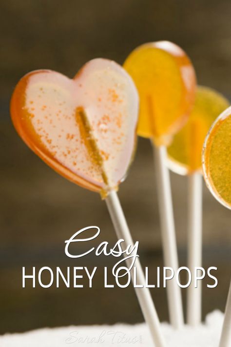 Who doesn't love a yummy lollipop! Whether for the kids, yourself, or a gift, these easy honey lollipops are a fun treat to make with your kids anytime of the year! Healthy Lollipops, Honey Lollipops, Homemade Lollipops, Diy Honey, Lollipop Recipe, Gluten Free Candy, Honey Candy, Honey Spoons, Honey Diy