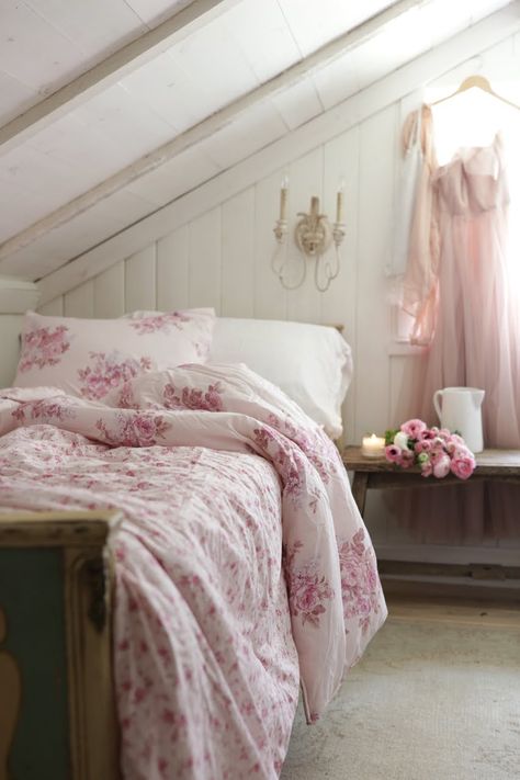 Attic Inspiration, French Country Rug, Fresh Bedding, French Country Bedrooms, Cottage Inspiration, Simply Shabby Chic, Chic Bedding, Country Cottage Decor, Shabby Chic Bedding