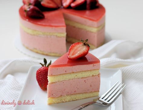 Strawberry Mousse Cake Strawberry Mirror, Mouse Recipes, Strawberry Mousse Cake, Charlotte Cake, Mousse Cake Recipe, Mirror Cake, Strawberry Mousse, Trifle Desserts, 30th Bday