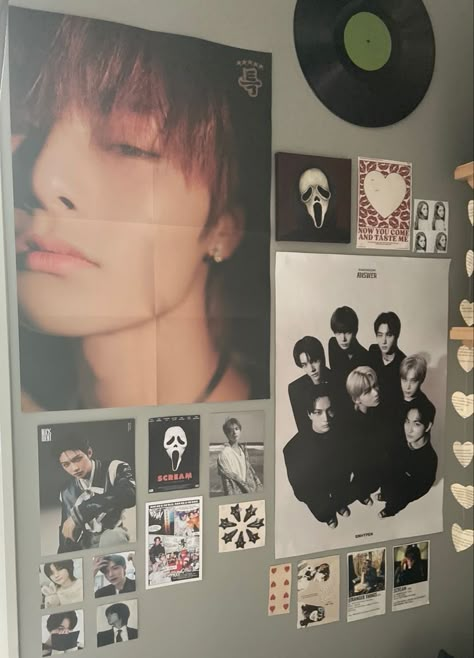 Stray Kids Posters For Room, Korean Fashion Inspiration, Simple College Dorm Room Ideas, Pc Decoration Kpop, Kpop Poster Wall Ideas Aesthetic, K Pop Poster Wall Ideas, Kpop Room Aesthetic Bedrooms, K Pop Bedroom Ideas, Poster Placement Ideas