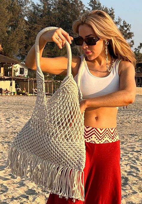 Macrame Beach Bag, Beach Macrame, Macrame Materials, Beach Bag Tutorials, Macrame Bag Tutorial, Bags Macrame, Macrame Friendship Bracelets, Macrame Beach, Modern Purse