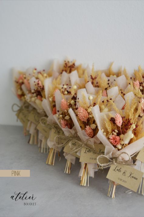 Tiny dried mini bouquets are designed especially for you. Dried Flower Party Favors, Mini Bouquet Magnet, Dried Flower Mini Bouquet, Mini Dried Flower Arrangements, Boho Giveaways, Mini Bouquet Flowers, Useful Wedding Favors For Guests, Floral Party Favors, Flower Party Favors