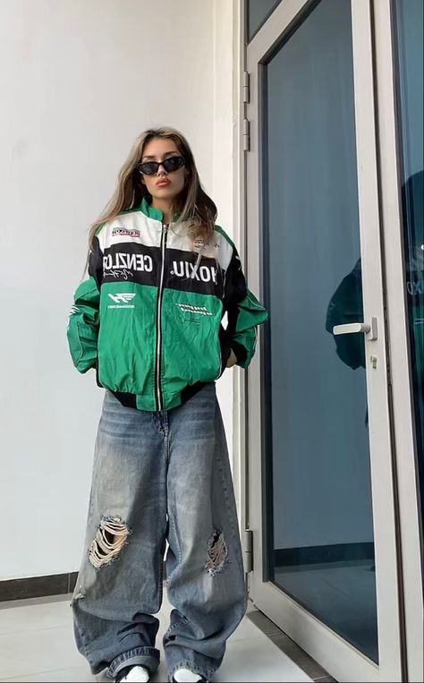 90's Hiphop Fashion Women, 90s Hiphop Fashion Women, Aesthetic Outfits Sweatpants, 90s Hiphop Outfit, Big Jeans Outfit, 90s Street Style Hip Hop, Big Jacket Outfits, Hiphop Fashion Women, 90s Baggy Style