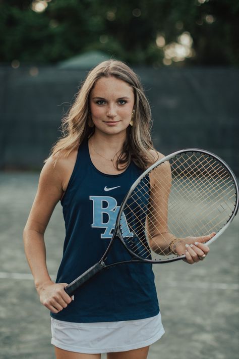 Tennis Photoshoot Ideas, Tennis Senior Pictures, Photoshoot Ideas Senior, Team Picture Poses, Tennis Shoot, Tennis Photoshoot, Tennis Lifestyle, Tennis Photography, Tennis Pictures