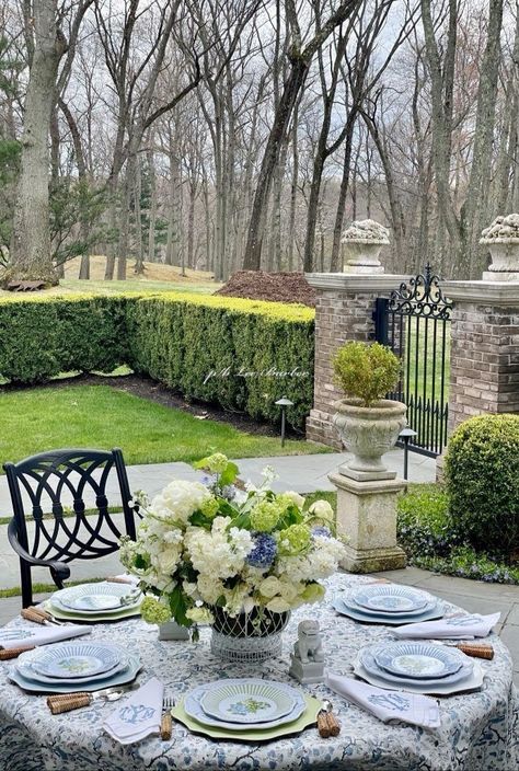 Enchanted Home Decor, Picasso Table, Beautiful Settings, Conservatory Ideas, Williamsburg Christmas, Blue Picasso, Home Decor Apartment, Blue Patio, Hydrangea Garden