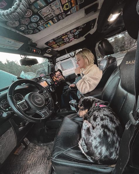 Country Car Interior, Aesthetic Jeep Interior, Jeep Interior Aesthetic, Vsco Jeep, Cool Jeeps Wrangler, Jeep Wrangler Aesthetic, Jeep Wrangler Girly, Cool Jeep Accessories, Jeep Wrangler Camping