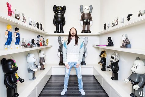 "I have a whole room dedicated to KAWS, of his 3-D sculptures. It's just a KAWS museum. KAWS is my favorite artist," says Steve Aoki. Dream Kitchen Luxury, Luxury Kitchen Island, Indie Aesthetic Room, Farm Style House, New York Penthouse, Hypebeast Room, Steve Aoki, Casa Exterior, Modern Mansion