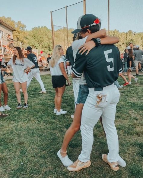 ❃ᴠsᴄᴏ ᴠɪʙᴇs❃ on Instagram: “baseball is definitely my favorite sport to watch⚾️❤️ ∗ do you like baseball? ∗ yes” Baseball Boyfriend, Baseball Couples, Parejas Goals Tumblr, Sports Couples, Future Boy, Couple Stuff, The Cardigans, Baseball Boys, Athleisure Trend