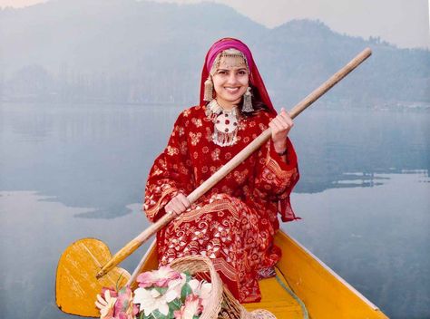 DRESSES OF KASHMIR Dress Quotes, Persian Women, Full Length Robe, Kashmir India, Famous Dress, Dress Name, India Dress, Handmade Costumes, Srinagar