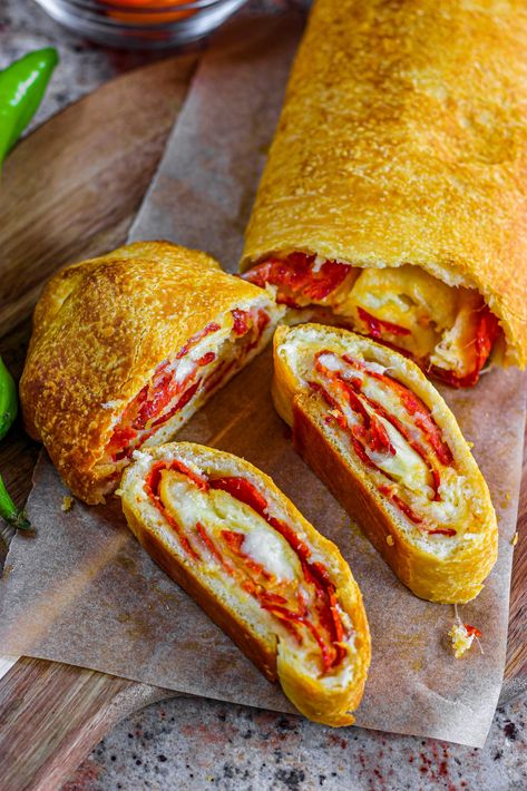 Peperoni Rolls Homemade, Pepperoni Buns, Pepperoni Bread Recipe, Farm Meals, How To Make Pepperoni, Garbage Bread, Bread Calories, Pepperoni Bread, Bread Quick