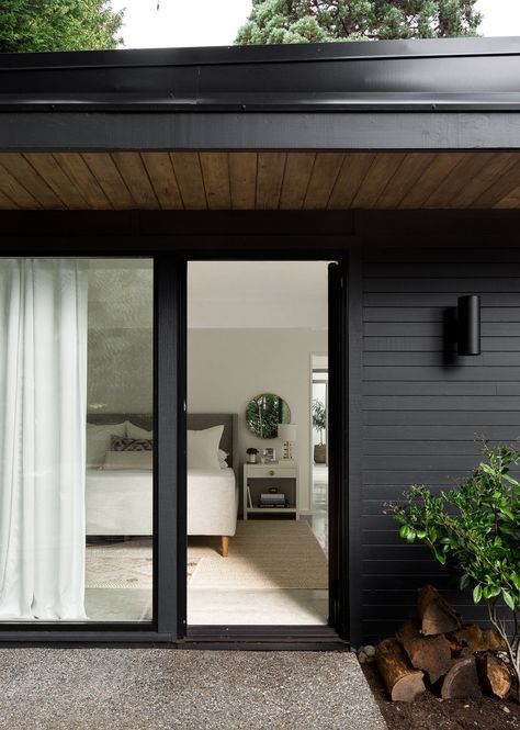 Black Houses, Modern Renovation, Sliding Glass Doors, Exterior Cladding, Black House Exterior, Design Exterior, Door Makeover, Types Of Doors, Modern Exterior