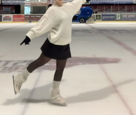 Iceskating Astethic Outfit, Ice Skating Practice Outfit, Figure Skating Outfits Practice, Ice Skating Date Outfit, Ice Skating Outfit Casual, Skating Fits, Skate Fits, Skating Outfit, Figure Ice Skates