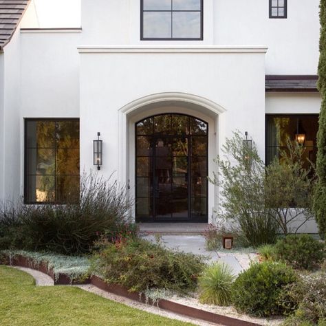 White Stucco House, Exterior Stucco, Inmobiliaria Ideas, Farmhouse Exterior Design, Stucco Homes, Modern Farmhouse Exterior, Farmhouse Exterior, Studio Mcgee, House Goals