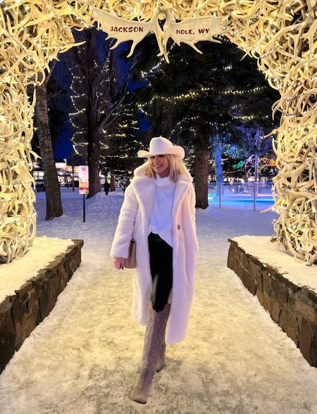 Cowboy Hat Winter Outfit, Fur Coat And Cowboy Boots, White Cowboy Boot Outfits Winter, White Cowgirl Hat Outfit, White Cowboy Hat Outfit, Cowboy Hat Outfit Woman, White Western Boots Outfit, Cowgirl Hat Outfit, Hat Outfit Winter