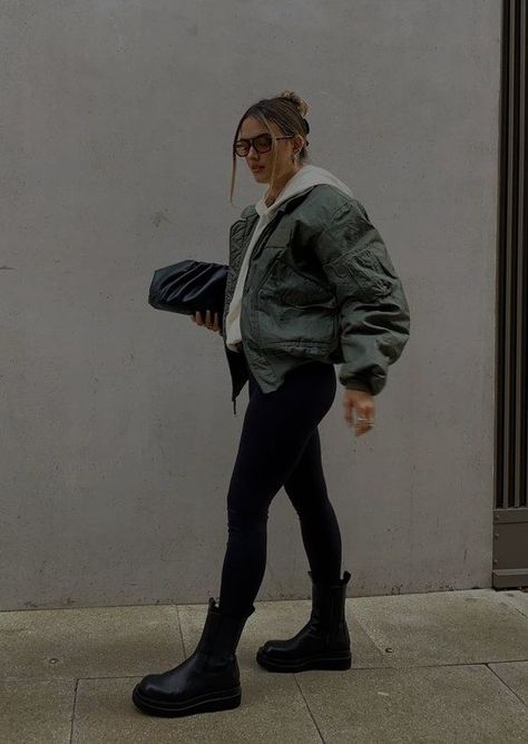 Outfits With Bomberjack Jacket, Sunny Winter Outfit, Chelsea Boots Outfit Women Winter, Platform Chelsea Boots Outfit, Cold Outfit, Chelsea Boots Outfit, California Outfits, Estilo Indie, Skandinavian Fashion