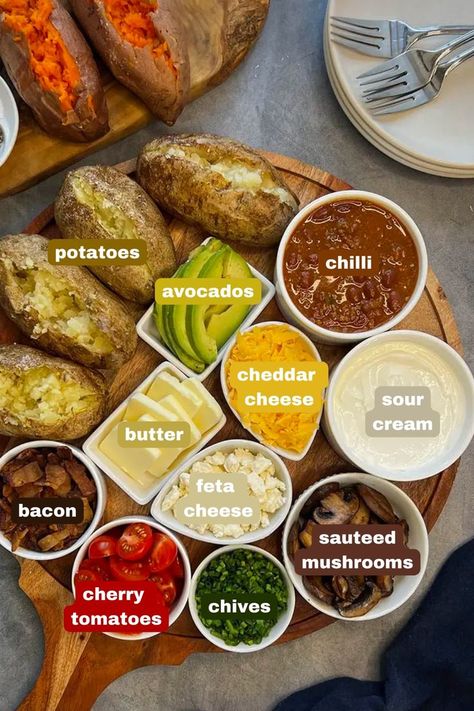 If you think there’s something better than a loaded baked potato, you haven’t tried a baked potato toppings bar. If you really want to blow your guests minds, serve this potato bar as a delicious, loaded appetizer! There are so many ways to serve it: Whether you go for sweet or russet potatoes, you can mash ’em’, bake ‘em, fry ‘em, bake ‘em twice…you name it! There’s really no wrong way to serve a potato–especially with all these toppings. Baked Potato Toppings Bar, Baked Potato Ideas, Baked Potato Bar Toppings, Potato Bar Toppings, Baked Potato Dinner, Potatoes Oven, Mashed Potato Bar, Baked Potato Toppings, Party Food Bars