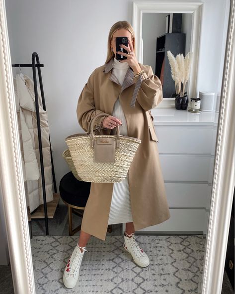 Jacquemus Straw Bag, Wicker Bag Outfit, Beige Converse Outfit, Charlotte Buttrick, Cdg Converse Outfit, Straw Bag Outfit, Beige Converse, Cdg Converse, Autumn Trends